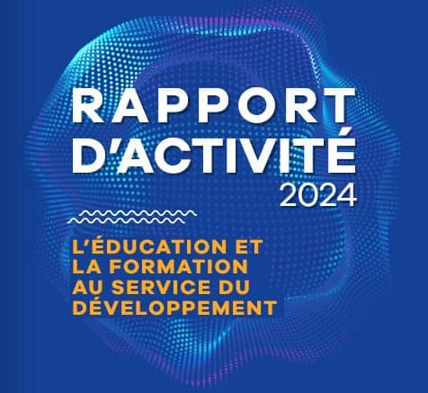 Deux personnes assises à une table dans ce qui semble être un espace intérieur. La personne à l'avant est une femme souriante. Elle semble très engagée dans la conversation, son visage rayonne de joie. La personne en arrière-plan est de dos, elle semble également engagée dans la discussion. L'ambiance générale semble être détendue et amicale.