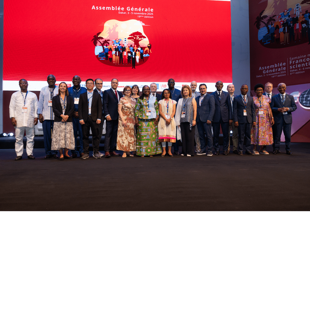 Je vois deux personnes assises à une table, apparemment en train d'avoir une conversation sérieuse. La personne à gauche est un homme, et la personne à droite est une femme. Ils semblent être engagés dans une discussion professionnelle. Il y a des documents et des stylos sur la table. La femme semble concentrée et attentive.