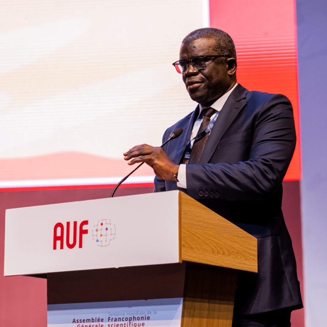 Je vois deux personnes assises à une table, apparemment en train d'avoir une conversation sérieuse. La personne à gauche est un homme, et la personne à droite est une femme. Ils semblent être engagés dans une discussion professionnelle. Il y a des documents et des stylos sur la table. La femme semble concentrée et attentive.