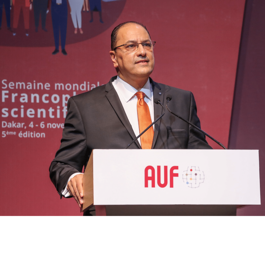 Je vois deux personnes assises à une table, apparemment en train d'avoir une conversation sérieuse. La personne à gauche est un homme, et la personne à droite est une femme. Ils semblent être engagés dans une discussion professionnelle. Il y a des documents et des stylos sur la table. La femme semble concentrée et attentive.