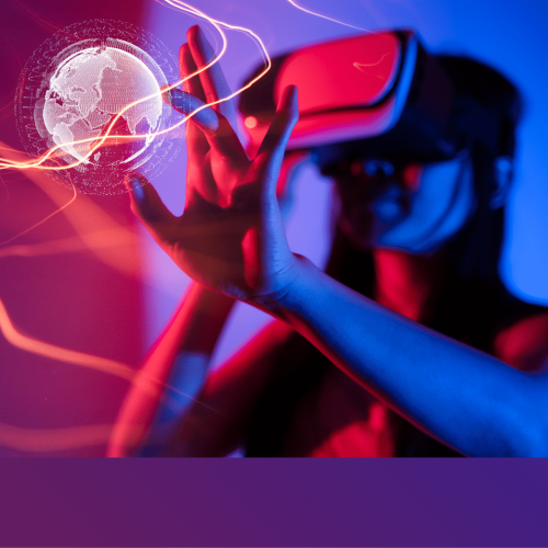 Je vois deux personnes assises à une table, apparemment en train d'avoir une conversation sérieuse. La personne à gauche est un homme, et la personne à droite est une femme. Ils semblent être engagés dans une discussion professionnelle. Il y a des documents et des stylos sur la table. La femme semble concentrée et attentive.