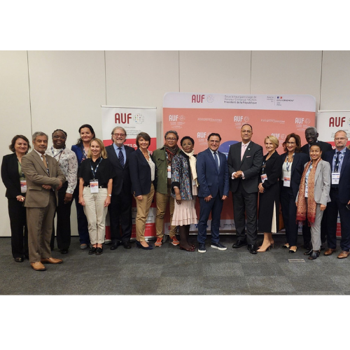 Je vois deux personnes assises à une table, apparemment en train d'avoir une conversation sérieuse. La personne à gauche est un homme, et la personne à droite est une femme. Ils semblent être engagés dans une discussion professionnelle. Il y a des documents et des stylos sur la table. La femme semble concentrée et attentive.