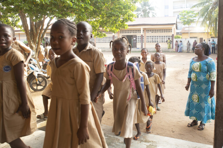 Jeunes filles se rendant à à l'école Aniko Palako à Lomé (Togo)