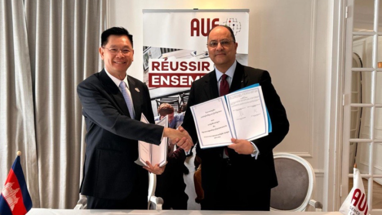 Signature de l'Accord de siège par le Recteur de l'AUF et SEM Sunna Sun