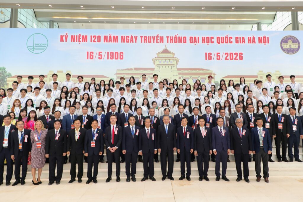 vnu ky niem 120 nam truyen thong dhqghn 8