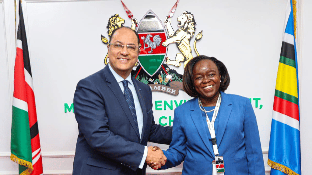 Le Recteur de l'AUF sert la main de la ministre en charge de l'environnement au Kenya