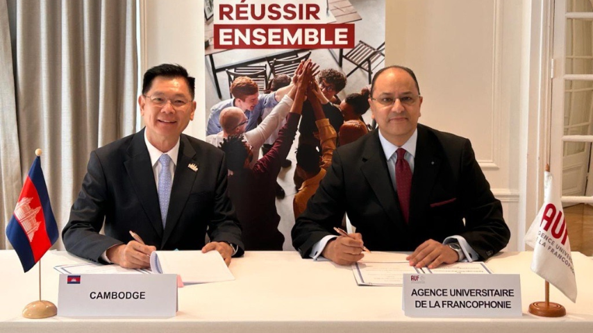 SEM Sun Sovanna et le Recteur de l'AUF durant la signature de l'avenant à l'Accord de siège avec le Cambodge
