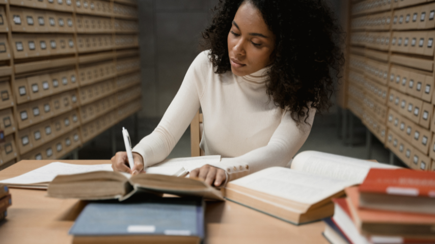 Jeune femme étudiant