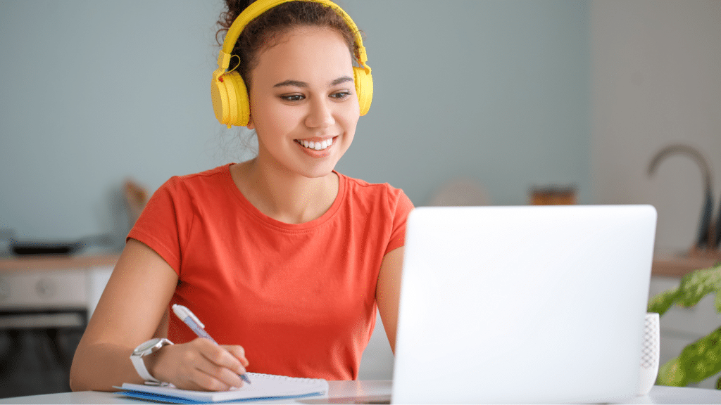 Jeune femme suivant un cours en ligne