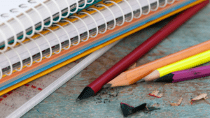 Illustration cahiers et crayons